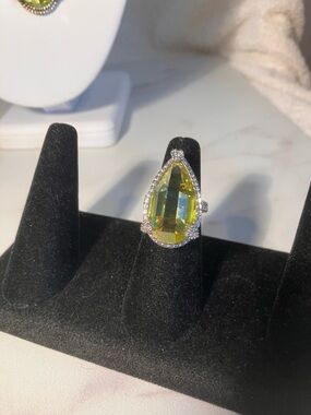 SilvertoneTeardrop Yellow-Green Crystal Glamorous ring 7 1/2.